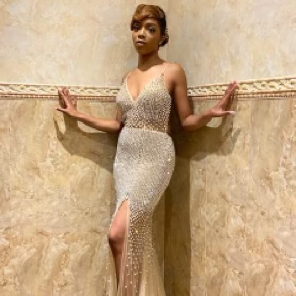 Glamorous gown for Gala’s, Black Tie Affairs, and Red Carpet Events or Prom - Picture 3 of 5